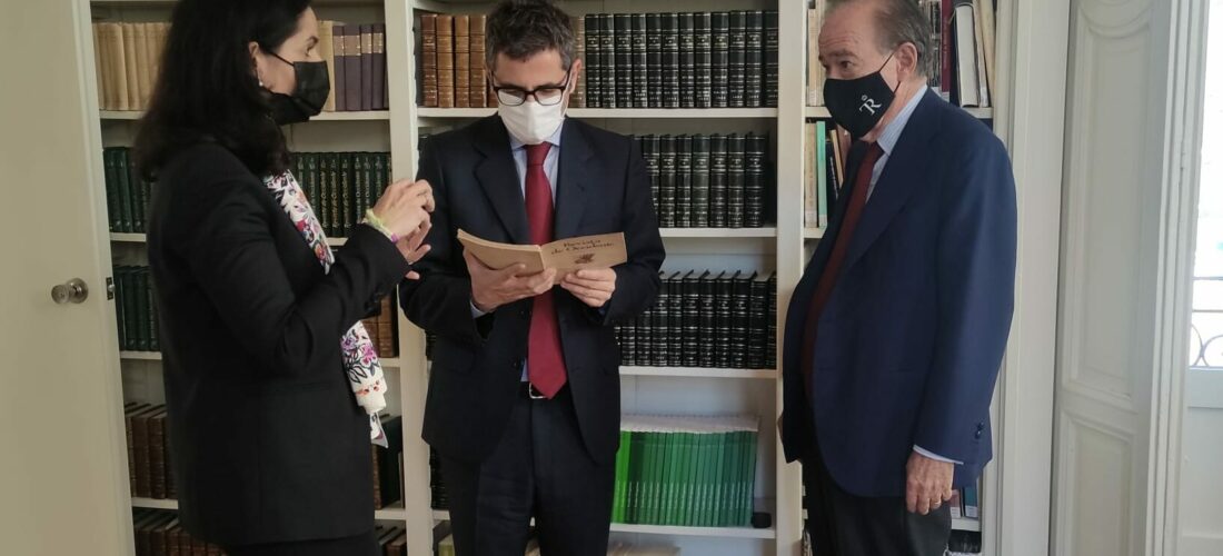 El ministro de la Presidencia del Gobierno de España, Félix Bolaños, visitó la Biblioteca y el Archivo de la FOM