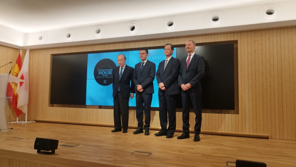 El Embajador de Japón inaugura la exposición 