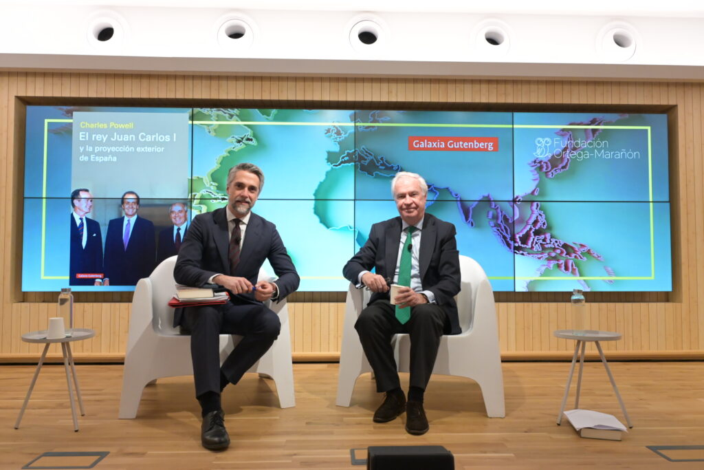 El historiador Charles Powell presenta en la Fundación Ortega-Marañón su libro sobre la política exterior del rey Juan Carlos I